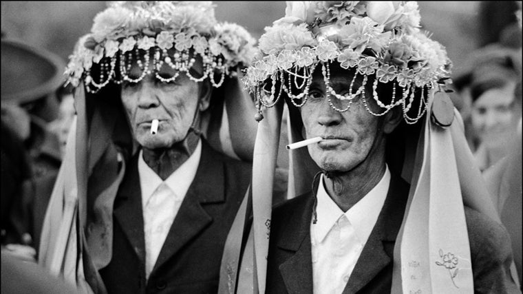 Photographie de deux hommes en costume folklorique