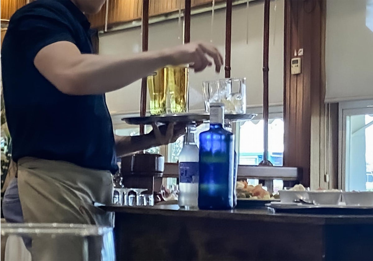 Un serveur prépare des consommations dans un bar