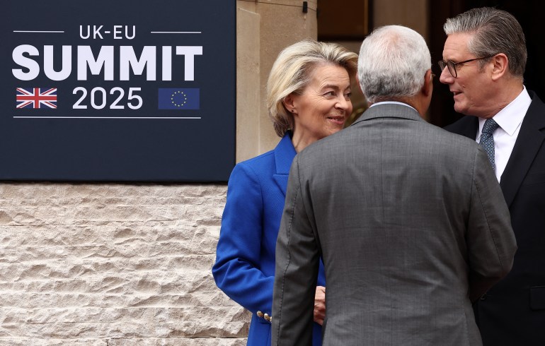 Le Premier ministre britannique Keir Starmer salue Ursula von der Leyen et Antonio Costa lors du sommet UK-UE à Londres, 19 mai 2025