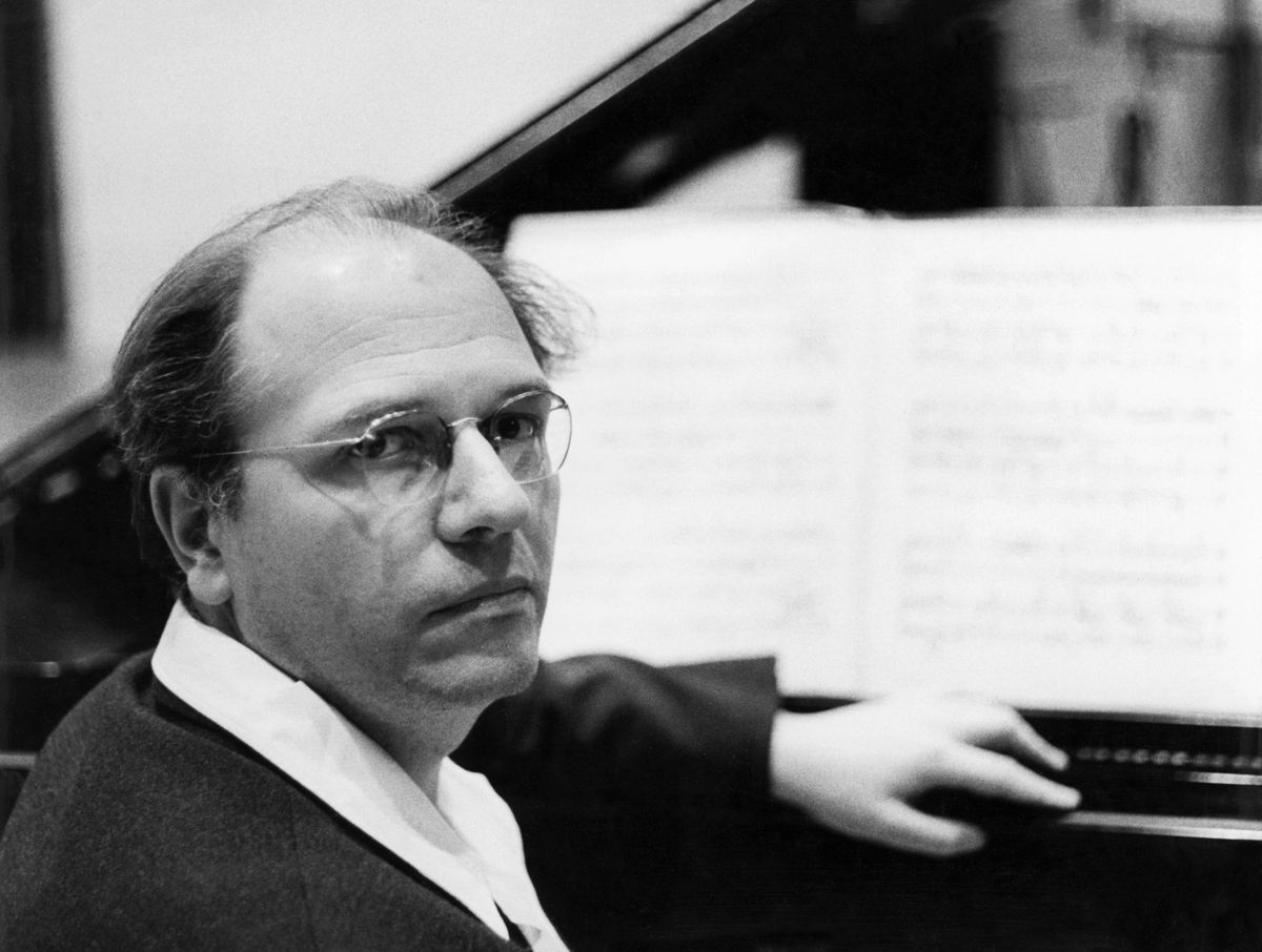 Olivier Messiaen, compositeur et organiste, assis devant un piano en 1957.