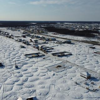 Vue aérienne du paysage accidenté formé par le dégel du pergélisol en Sibérie