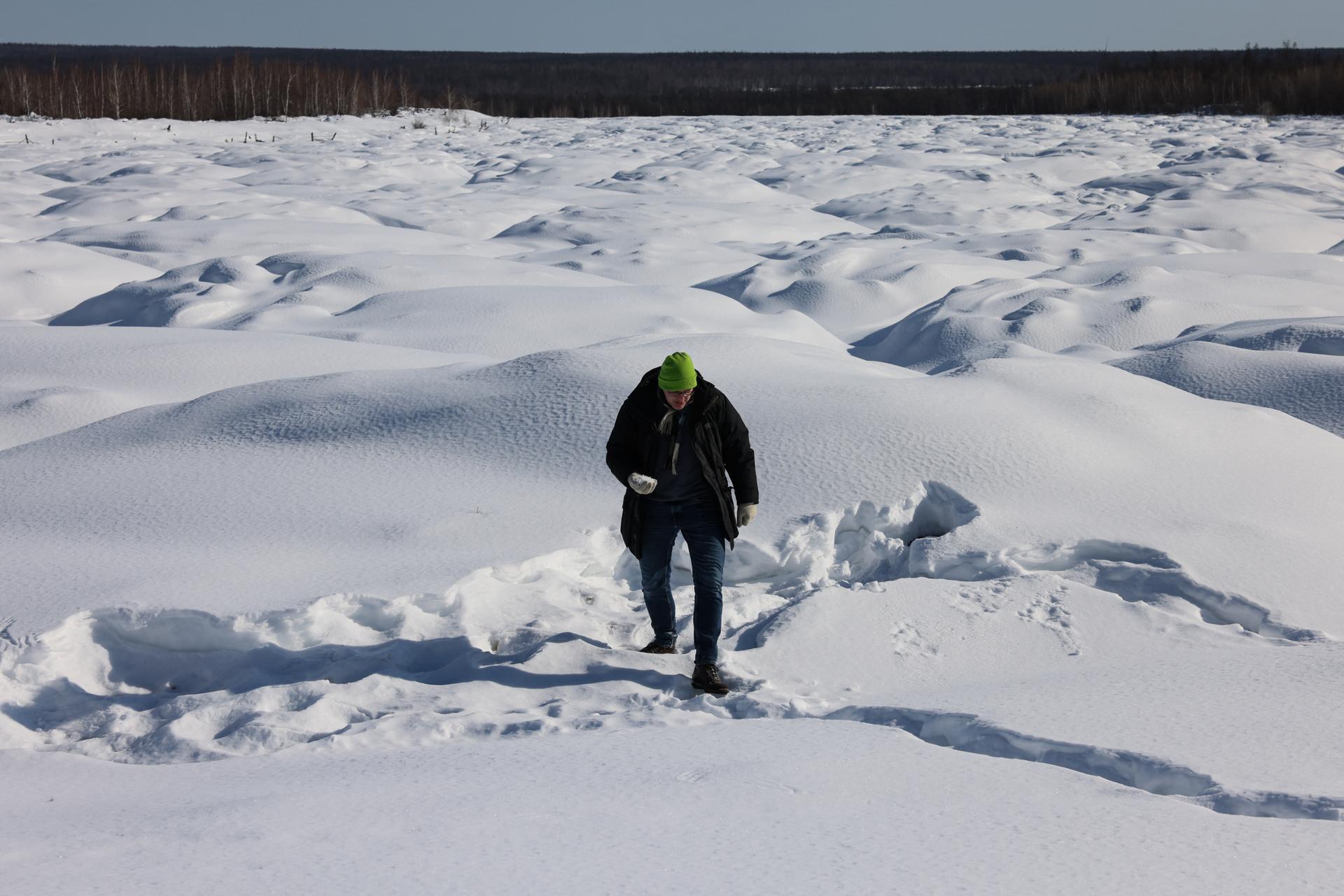 Nikita Tananaev dans le paysage déformé par les bylars à Tchouraptcha, Sibérie orientale