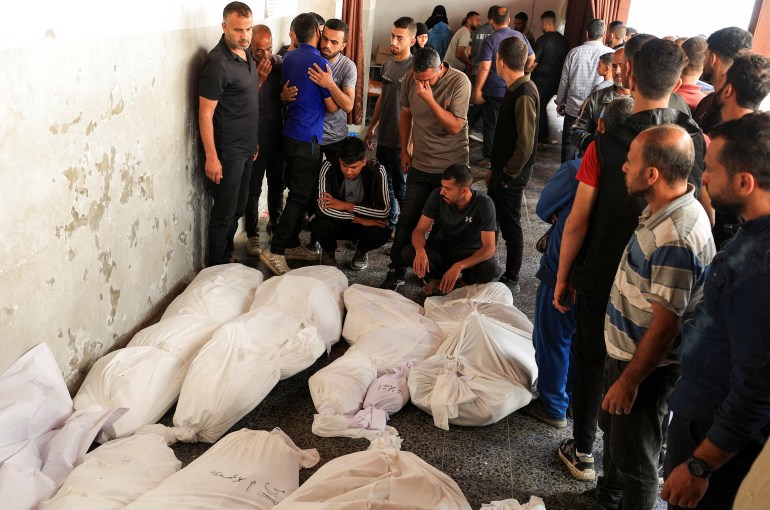 Des personnes en deuil à côté des corps des Palestiniens tués par les frappes israéliennes, funérailles à l'hôpital Al-Ahli Arab Baptist à Gaza