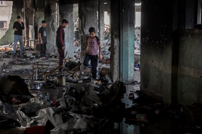 Des enfants palestiniens cherchent des objets récupérables parmi les débris à Gaza