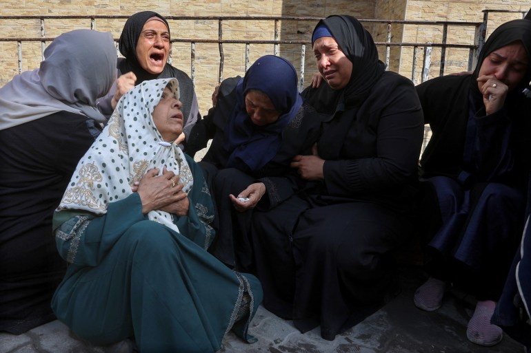 Femmes palestiniennes disant adieu à leurs proches à l'hôpital Al-Ahli à Gaza