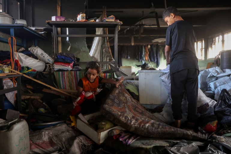 Enfants palestiniens fouillant parmi les débris après une frappe contre une école refuge à Gaza