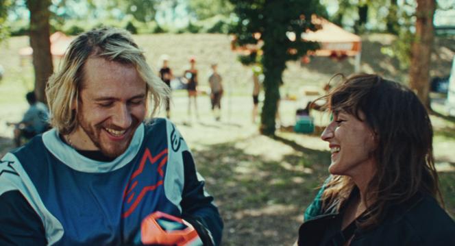Raphaël (Bastien Bouillon) et Cécile (Juliette Armanet) dans « Partir un jour », d’Amélie Bonnin.
