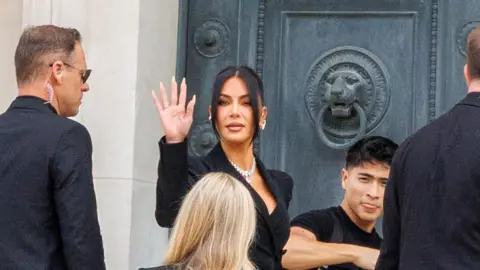 Kim Kardashian arrive au tribunal à Paris pour témoigner