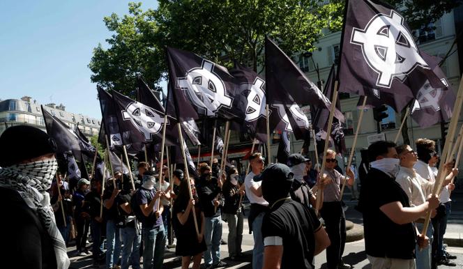 Des membres du groupe d’extrême droite Comité du 9 Mai, lors d’un rassemblement à Port-Royal, à Paris, le 10 mai 2025.