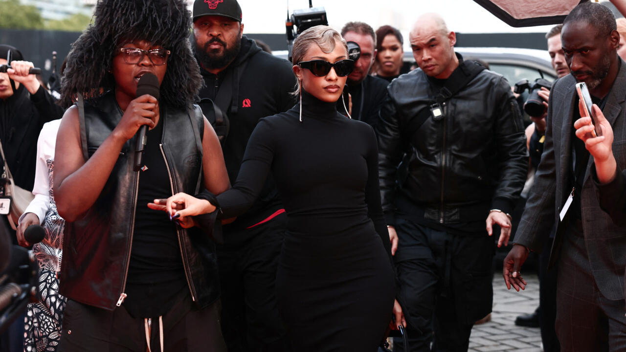 La rappeuse belge Shay arrive à la cérémonie des Flammes, à La Seine musicale, le 13 mai 2025 à Boulogne-Billancourt.