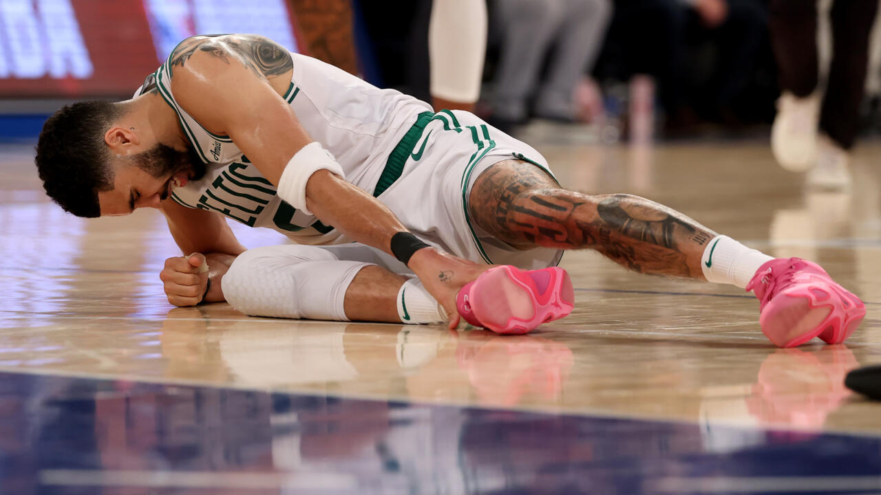 Jayson Tatum, blessé, le 12 mai 2025 au Madison Square Garden lors du match 4 du deuxième tour des play-offs de la Conférence Est entre les Boston Celtics et les New York Knicks