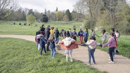 Des élèves d'une école primaire font classe dehors à Poitiers (Vienne) le 30 mars 2023