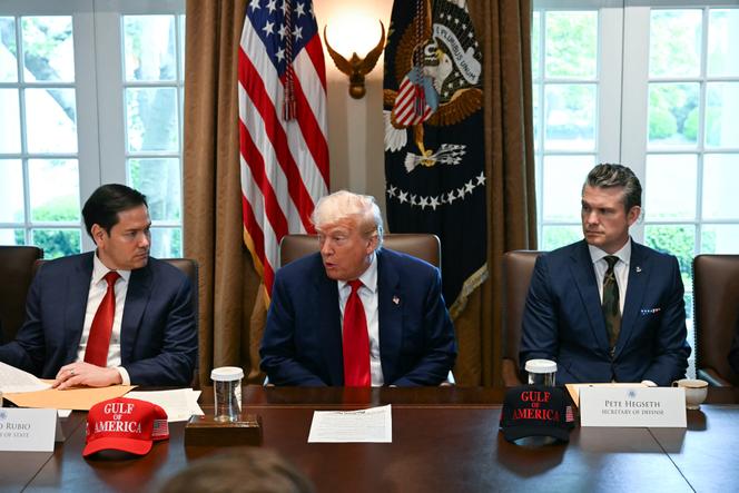Donald Trump entouré du secrétaire d’Etat, Marco Rubio, et du secrétaire à la défense, Pete Hegseth, à la Maison Blanche, Washington, 30 avril 2025
