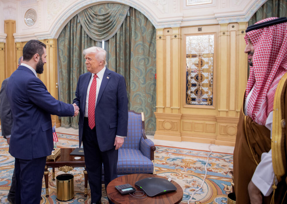 Mohammed ben Salmane, Donald Trump et Ahmad al-Chareh lors d'une rencontre à Ryad, le 14 mai 2025