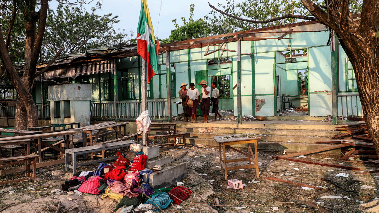 Des sacs d'élèves déposés devant un bâtiment scolaire endommagé lors d'un bombardement dans le village d'Ohe Htein, région de Sagaing, Birmanie
