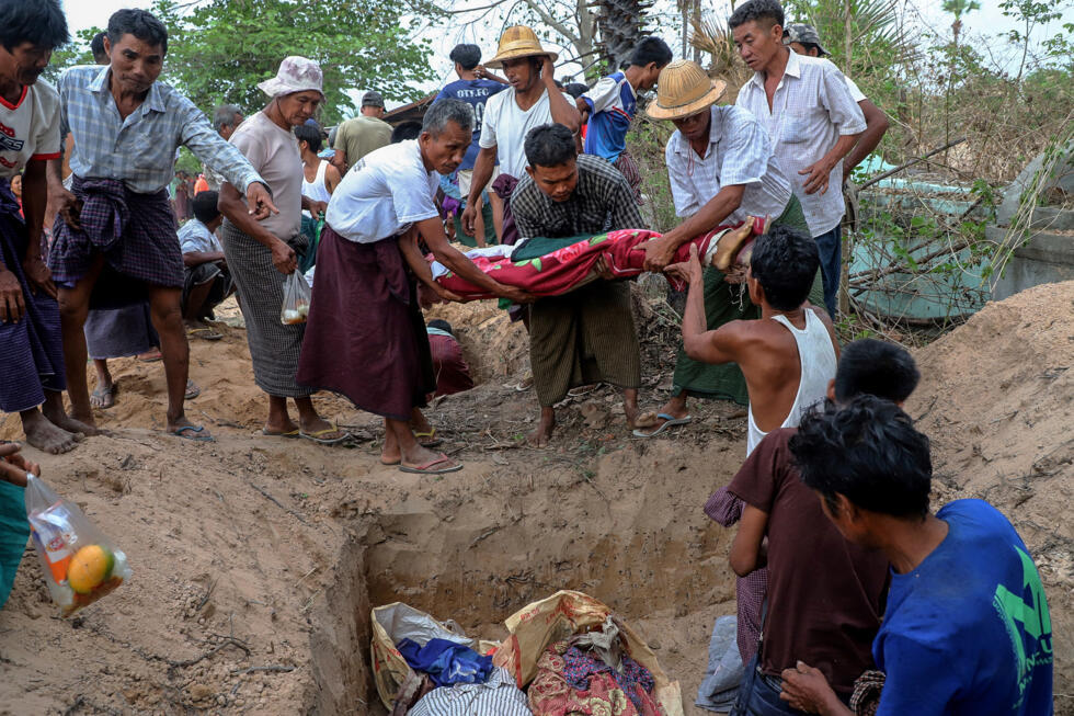 Les funérailles des victimes de la frappe aérienne dans le village d'Ohe Htein, Sagaing, Birmanie
