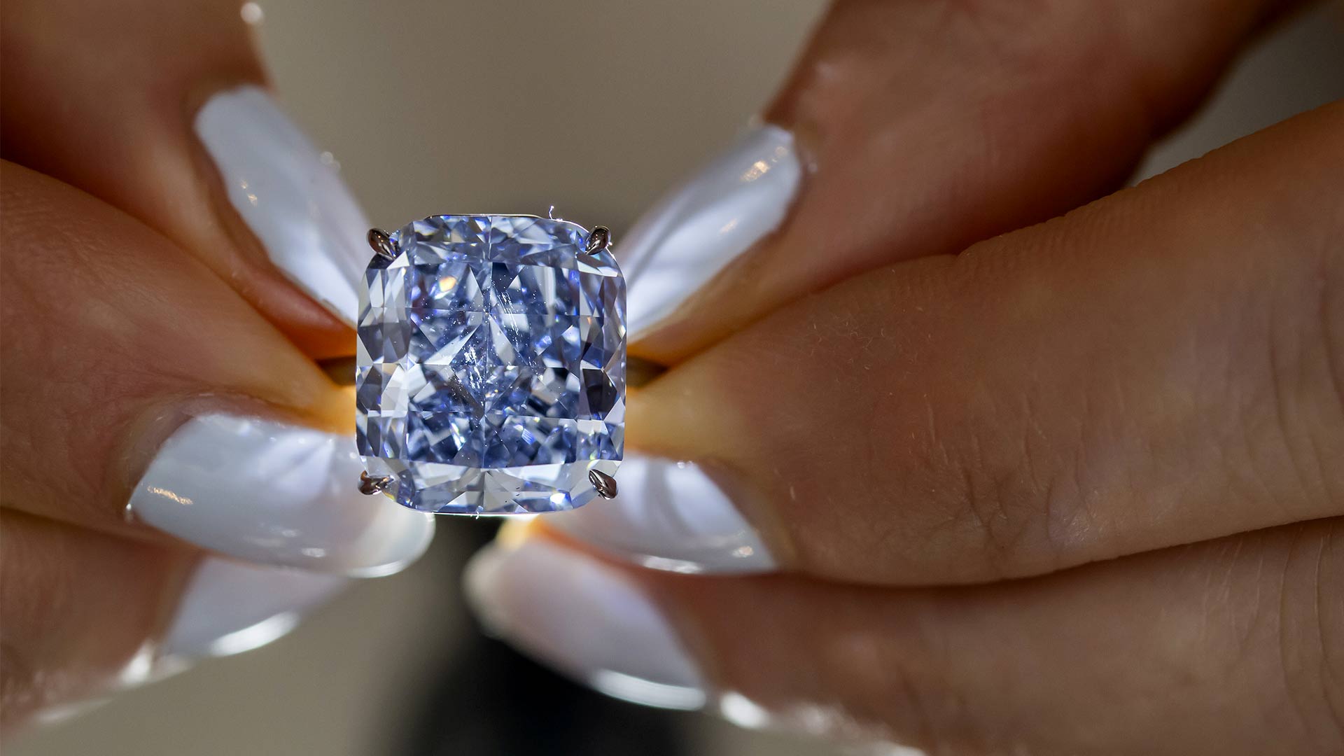 Une collaboratrice de Sotheby's présente le diamant 'The Mediterranean Blue'