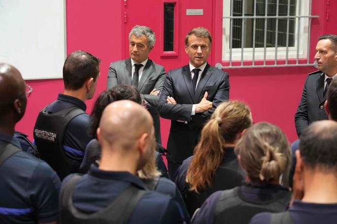 Le ministre de la justice, Gérald Darmanin, et Emmanuel Macron au centre pénitentiaire de Vendin-le-Vieil
