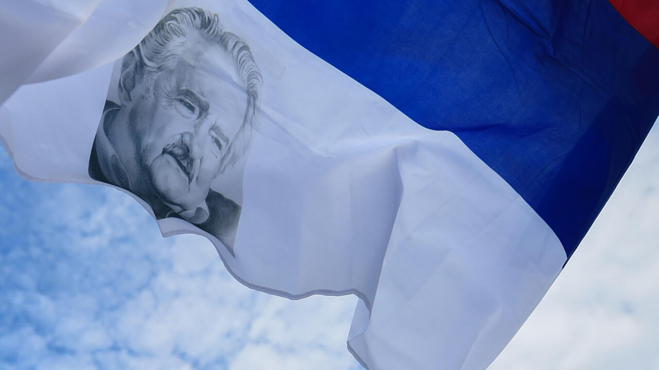 Drapeau de la coalition Frente Amplio avec le visage de José Mujica devant le Palais législatif à Montevideo, 14 mai 2025