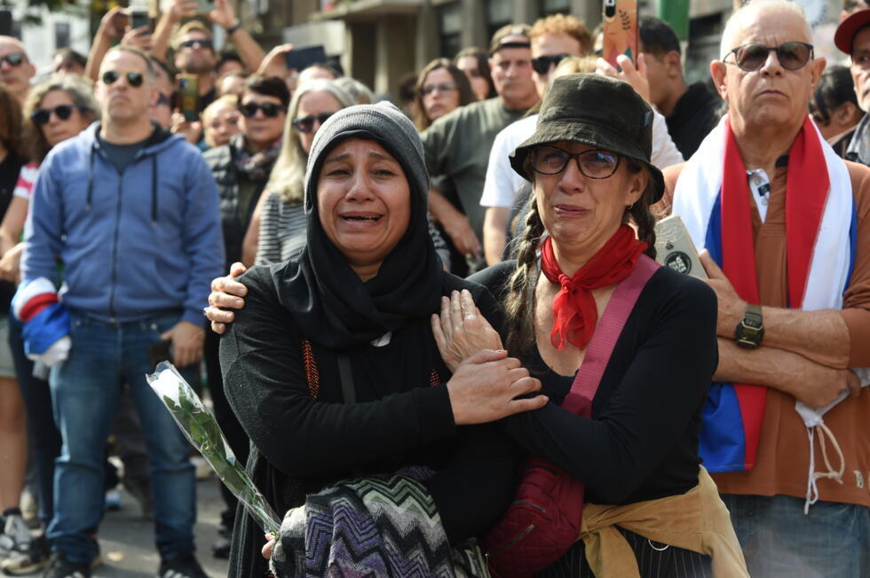 Femmes en pleurs lors du cortège funèbre de José Mujica à Montevideo, 14 mai 2025