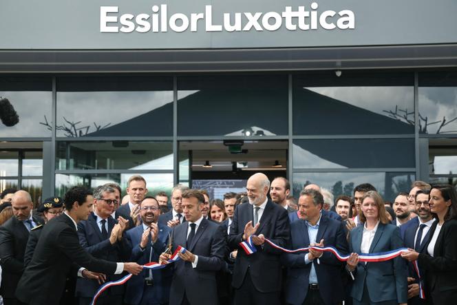 Emmanuel Macron inaugure le laboratoire EssilorLuxottica à Wissous