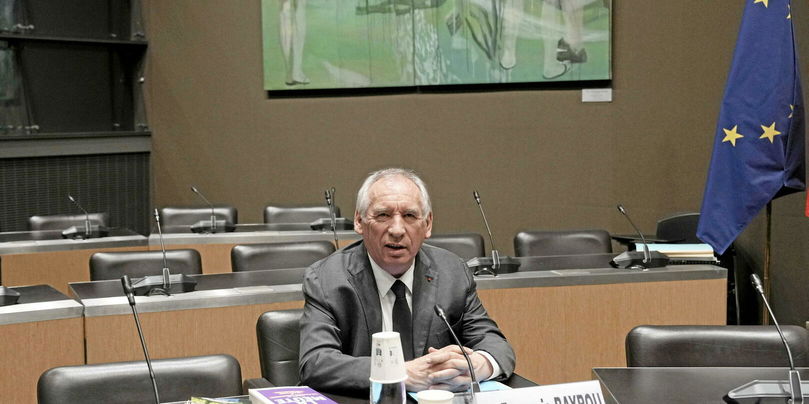 Le Premier ministre français François Bayrou arrive pour répondre aux questions d'une commission d'enquête parlementaire sur des allégations de mauvais traitements dans une école catholique, alors qu’il est accusé d’avoir dissimulé ce qu’il savait du scandale, à Paris, le mercredi 14 mai 2025.