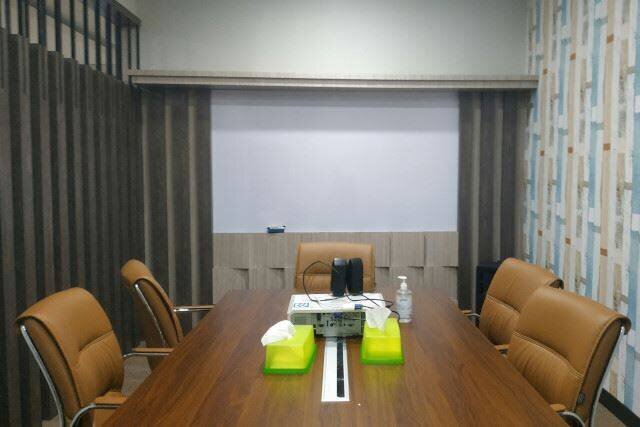 Salle de réunion avec vidéoprojecteur en fonctionnement