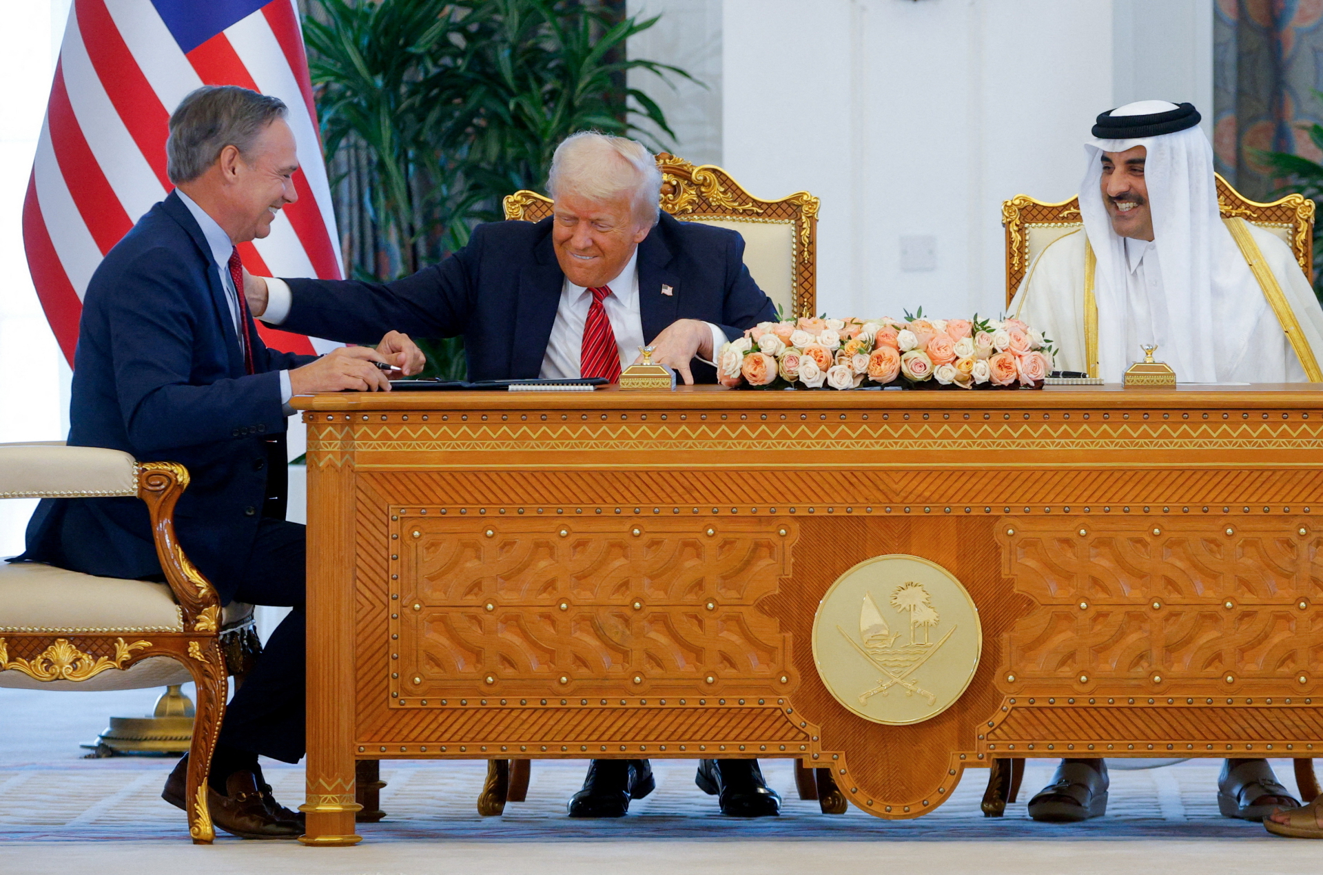 Kelly Ortberg, Donald Trump et Tamim bin Hamad Al Thani lors de la signature du contrat