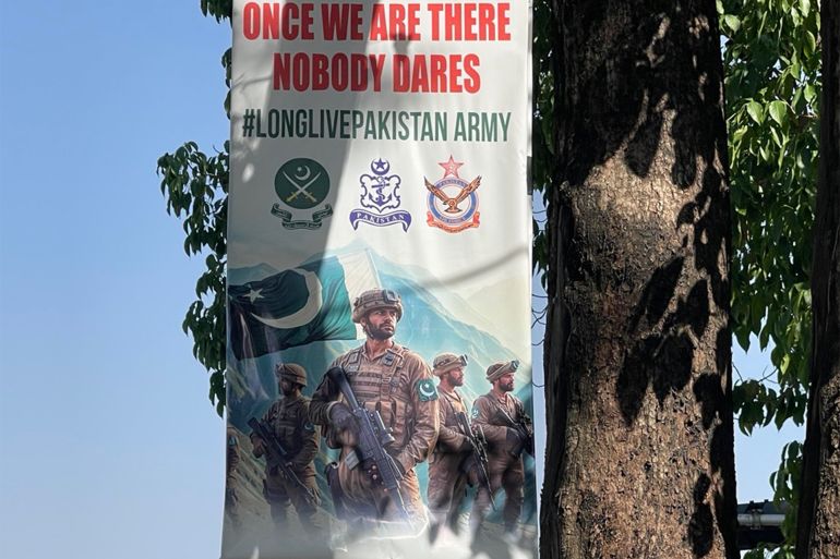 Grande bannière en soutien à l'opération militaire et au chef de l’armée pakistanaise à Islamabad