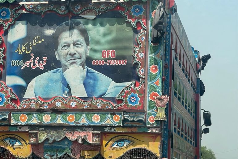 Photo d'Imran Khan sur un camion dans une rue principale d'Islamabad