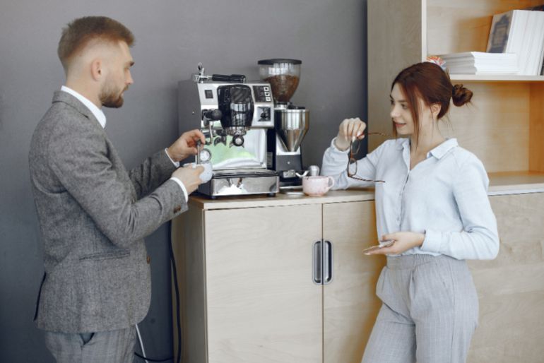 Consommation fréquente de café non filtré durant les heures de travail et impact sur la santé cardiaque