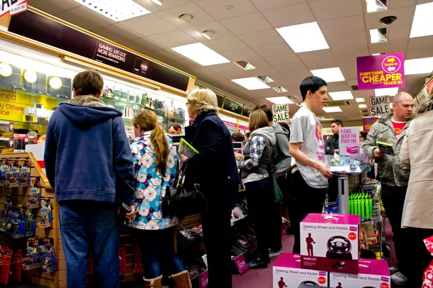 Magasin de jeux vidéo bondé à Truro, Royaume-Uni
