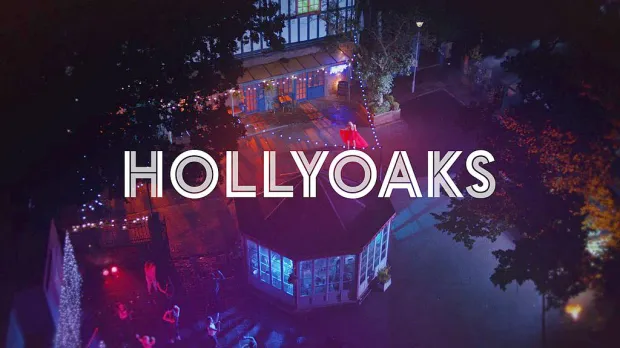 Logo de Hollyoaks avec une scène nocturne