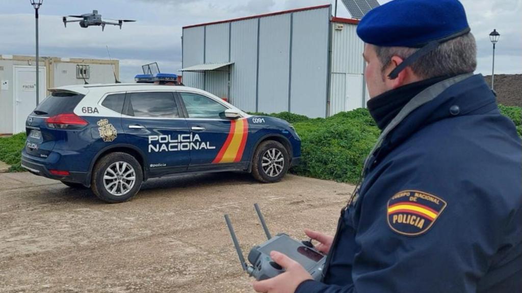 Un agent de la Police Nationale utilisant un drone