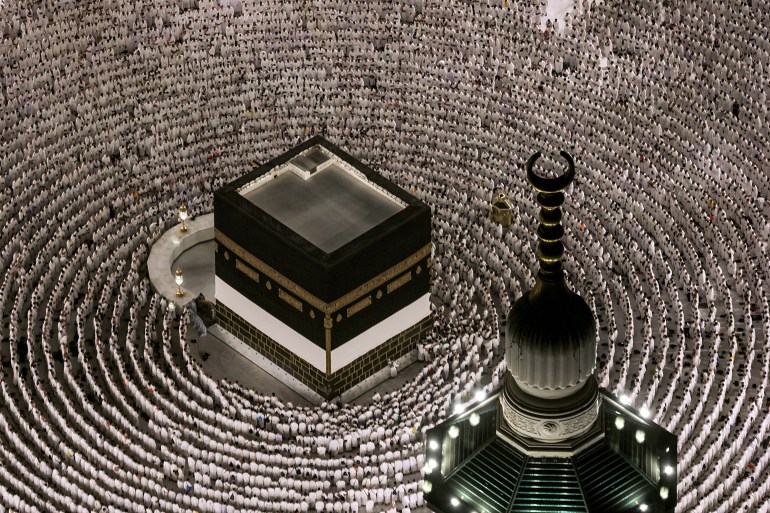 Pèlerins musulmans prient autour de la Kaaba, La Mecque, juin 2025
