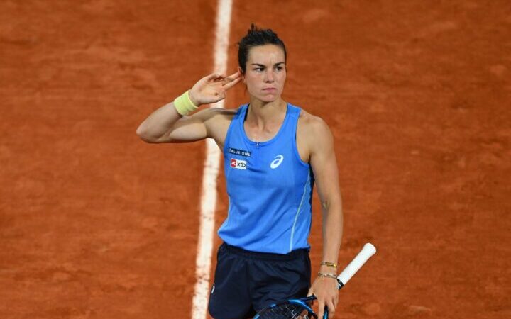 Loïs Boisson en pleine performance à Roland-Garros