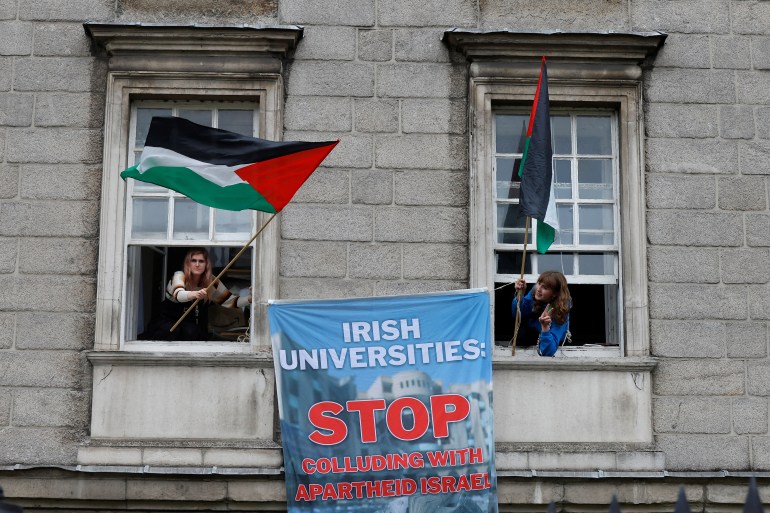 Étudiants de Trinity College Dublin brandissant des drapeaux palestiniens lors d'une manifestation en soutien aux Palestiniens à Gaza