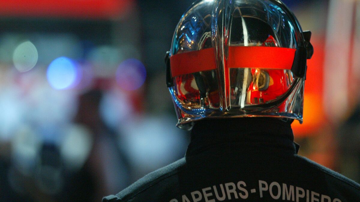 Véhicules de pompiers stationnés devant un immeuble en feu à Reims