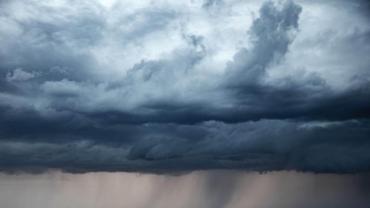Ciel orageux et pluies torrentielles sur la région Auvergne-Rhône-Alpes