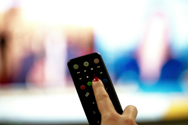 Télévision et télécommande avec changement de numéros