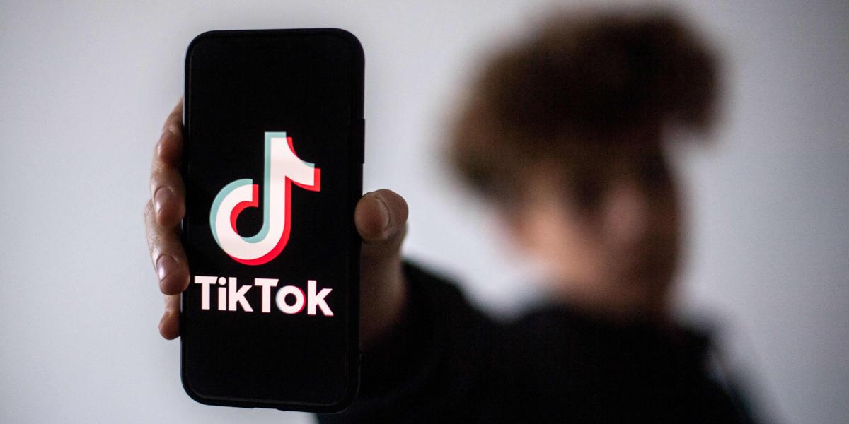 Jeune enfant utilisant un smartphone avec réseaux sociaux