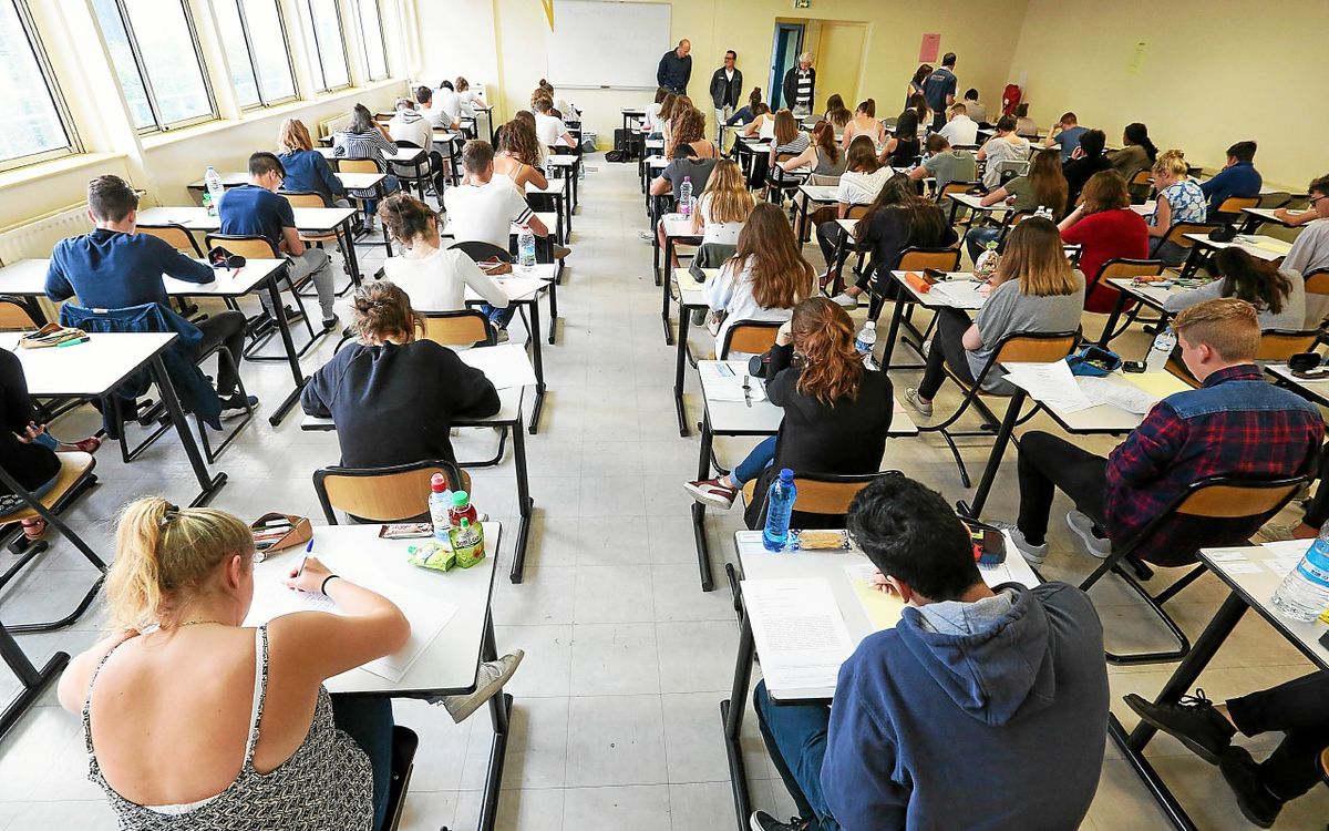 Examen du bac en salle de classe