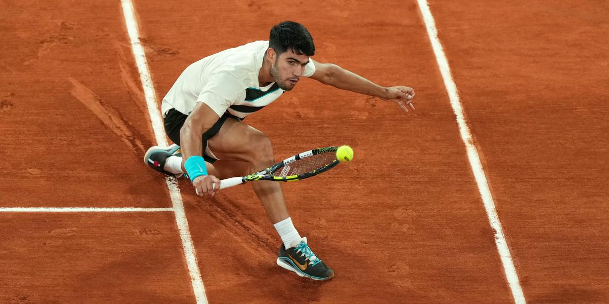 Carlos Alcaraz célèbre sa qualification en finale de Roland-Garros