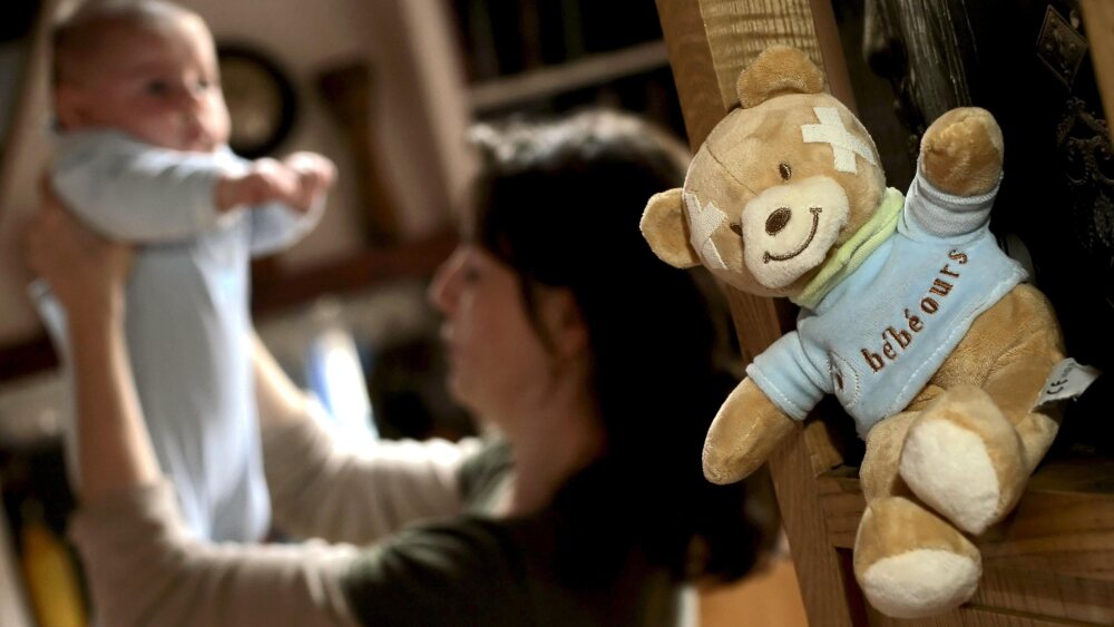 Illustration d’un bébé dans un contexte familial