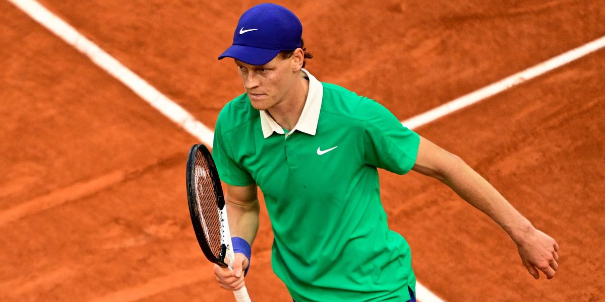 Jannik Sinner en action lors de Roland-Garros