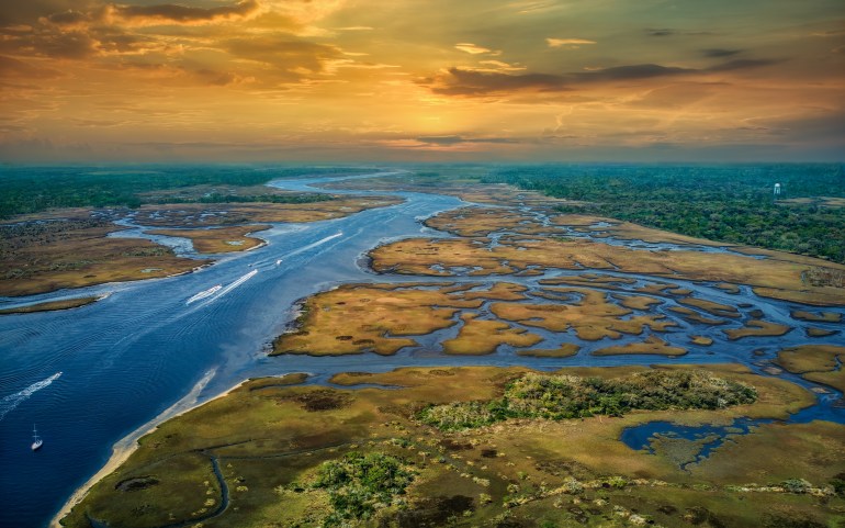 Vue aérienne d’un cours d’eau au coucher du soleil à Jacksonville Beach, Floride