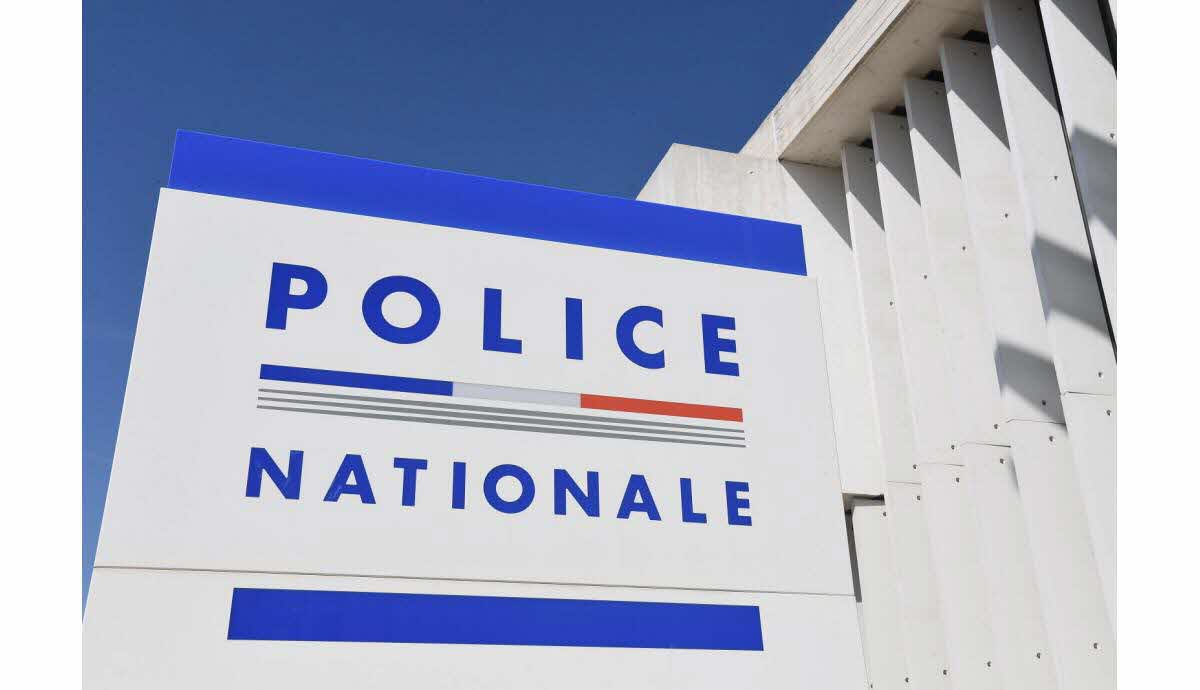 Policiers devant un lycée à Dijon