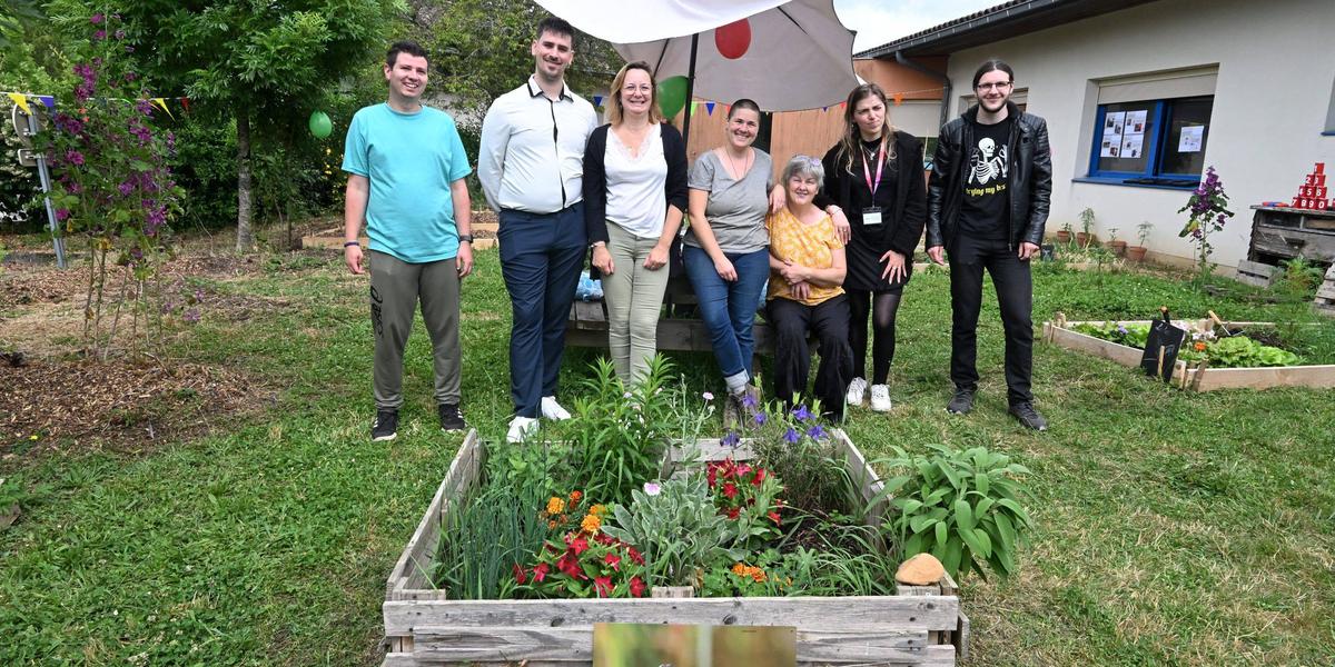 Jeunes dans le jardin de Thiviers
