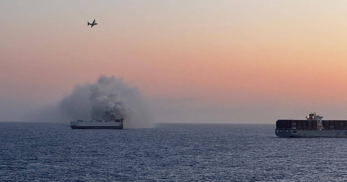 Photo de l’incendie du cargo au large de l’Alaska