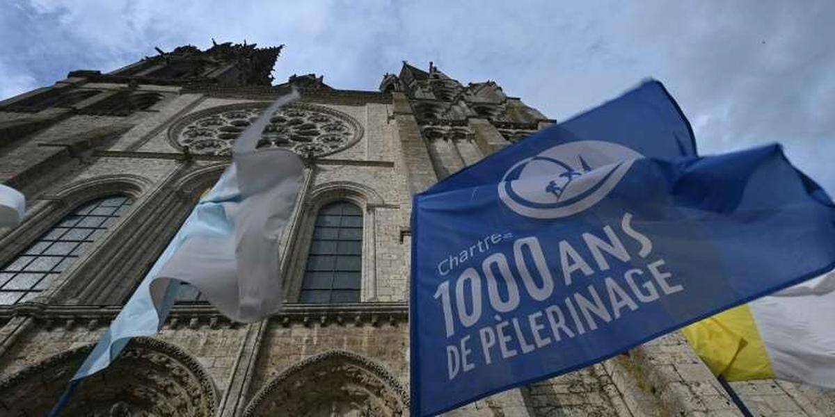 Groupe de pèlerins au départ du pèlerinage de Chartres